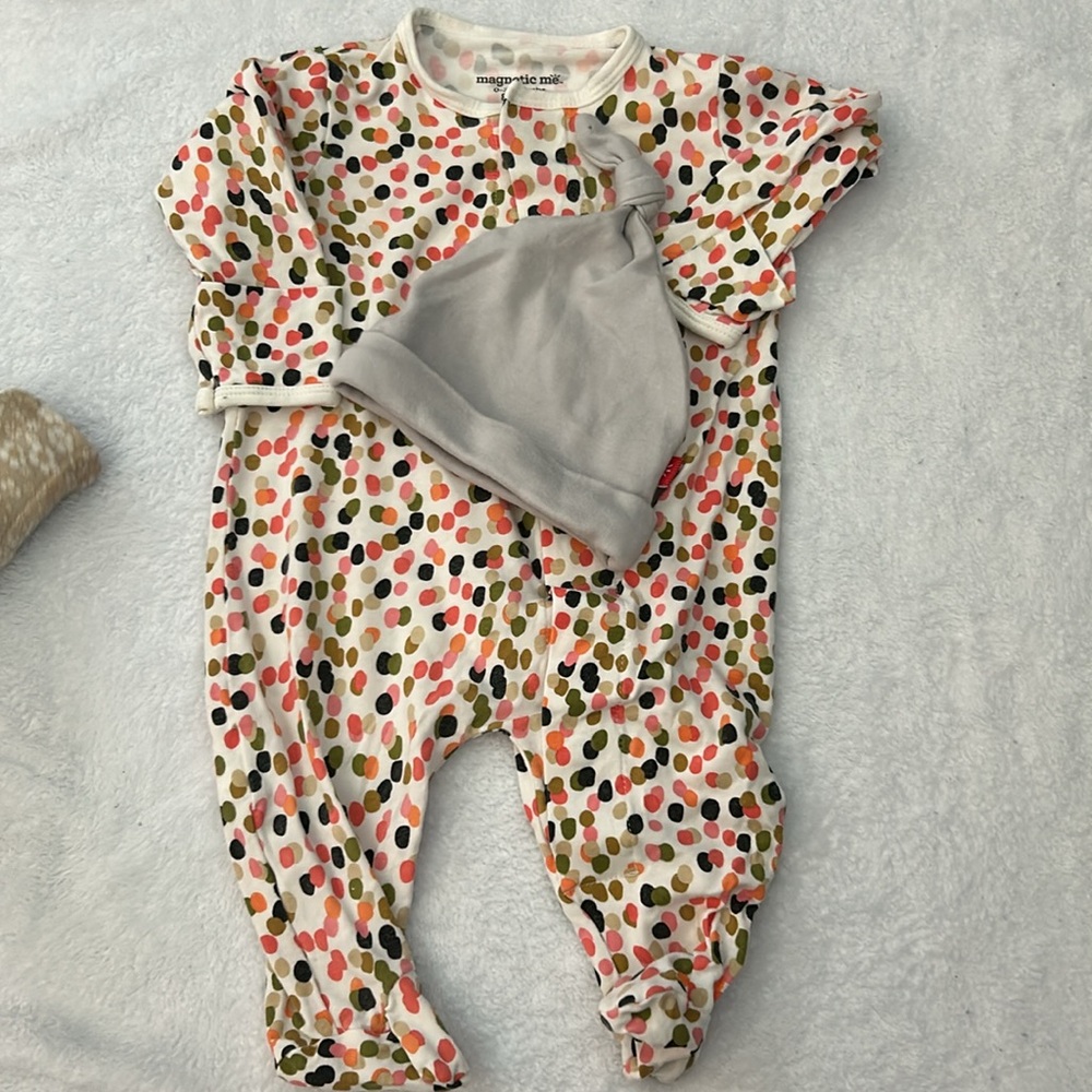 EUC Magnetic Me onesie and hat. 0-3 months